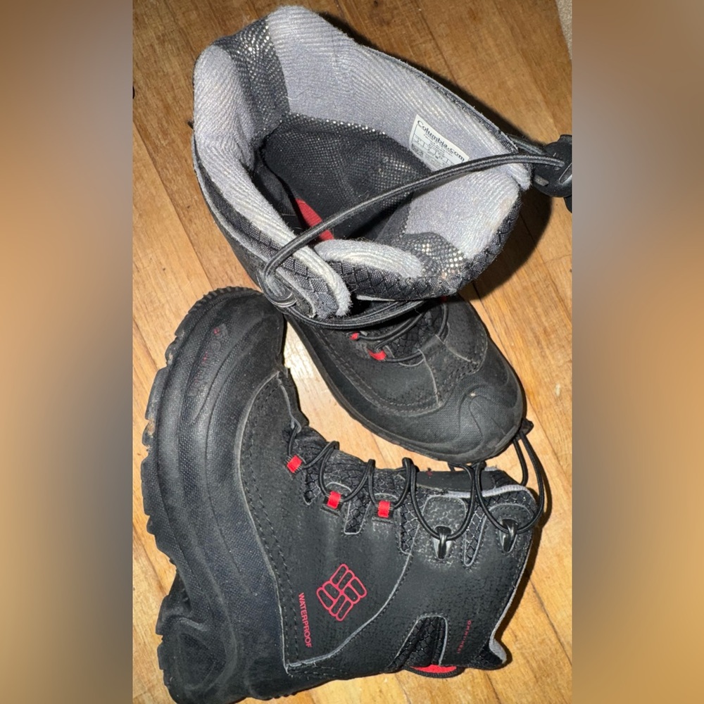 Columbia Black and Red Snow Boots sz 3/34